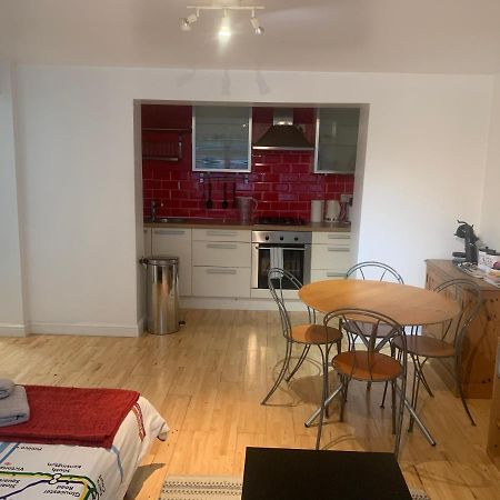 Cozy 1 Bedroom Basement Flat London Eksteriør bilde