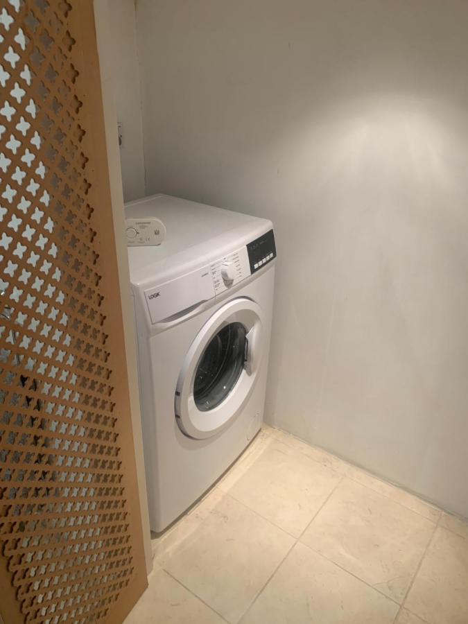 Cozy 1 Bedroom Basement Flat London Eksteriør bilde